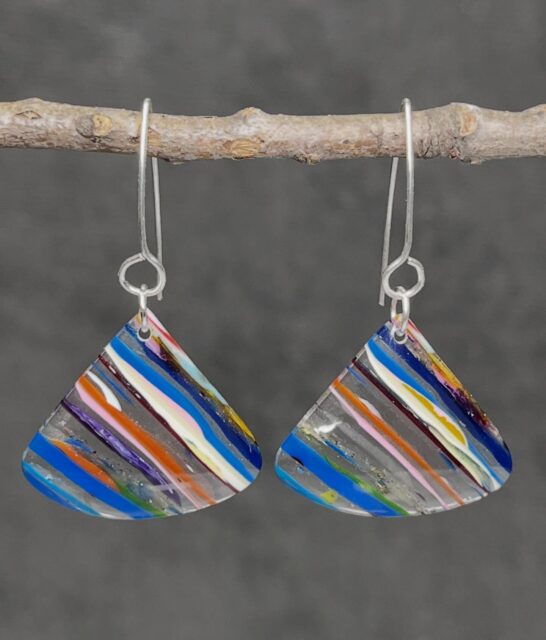 😱😱😱
WOAH…
I’m definitely diggin’ the colors that emerged from this BOLD pair of recycled surfboard resin earrings! Let me know if you are diggin’ them too.😜
This SURFITE resin I collected is from Florida. Definitely give Mike & his Stoke team a follow to see the incredible boards he is hand-shaping & glassing.
🏄‍♀️🏄🏄‍♂️
#stokesurfboards #surfite #surfiteearrings #handshapedsurfboards #zacharybloomjewelry