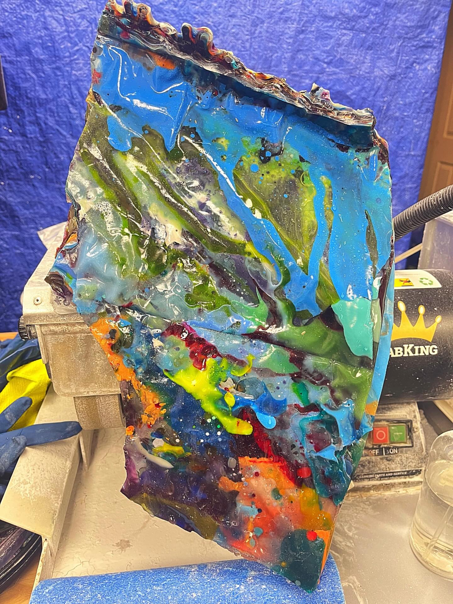 ππββοΈπββοΈ
Showcasing the absolute BEAUTY of this fascinating material I work with called SURFITE. This is an awesome piece that will result in some magnificent up-cycled surfboard resin jewelry. Definitely stay tuned!π
#wynnsurfboards #handshapedsurfboards #surfite #surfiterough #zacharybloomjewelry