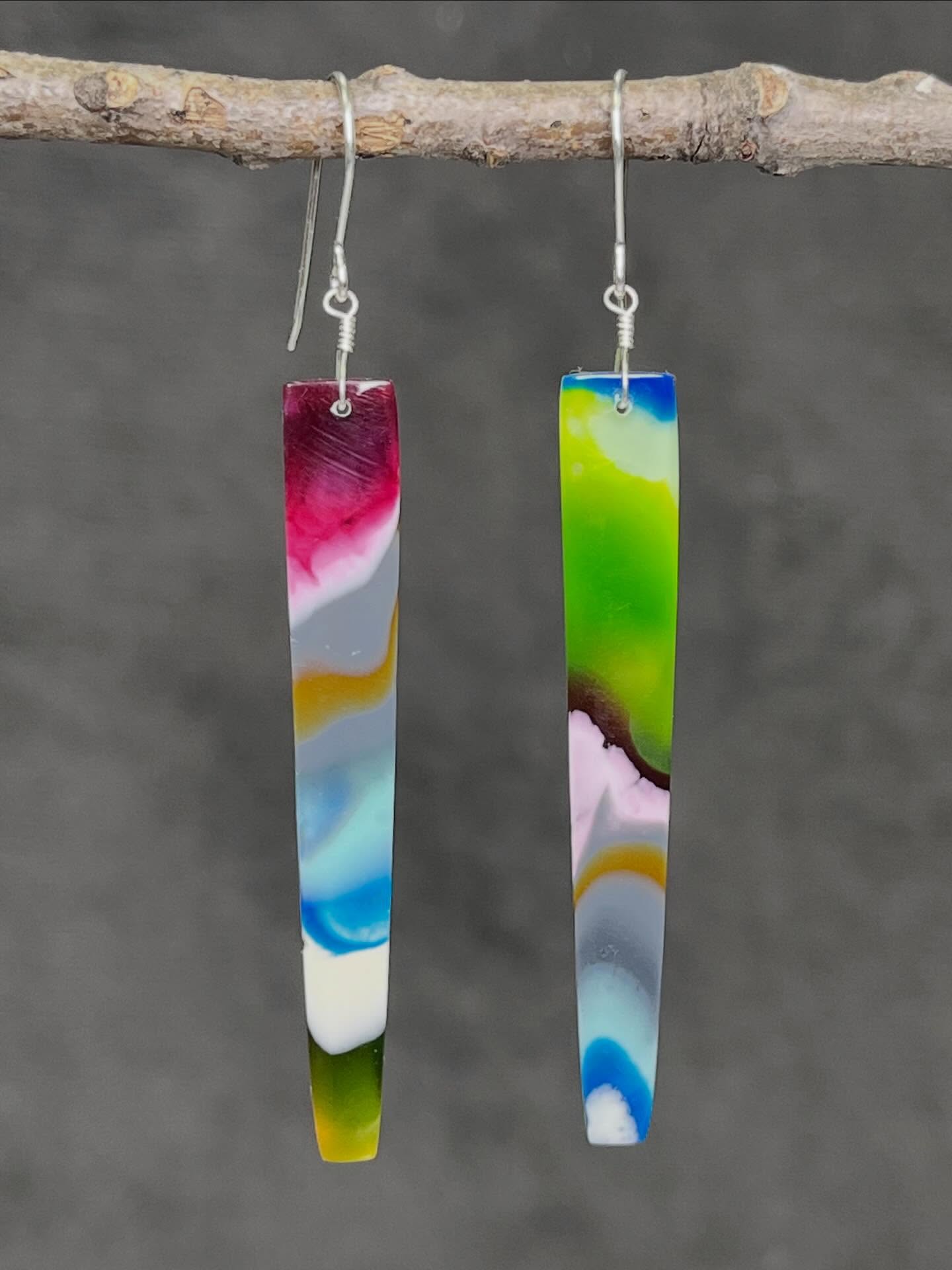 🏄‍♀️🏄🏄‍♂️
Recycled surfboard resin earrings are just so colorful & fun!🤩 
DM me for details on this pair.
😜
#surfite #surfiteearrings #surfboardresin #zacharybloomjewelry #handshapedonly