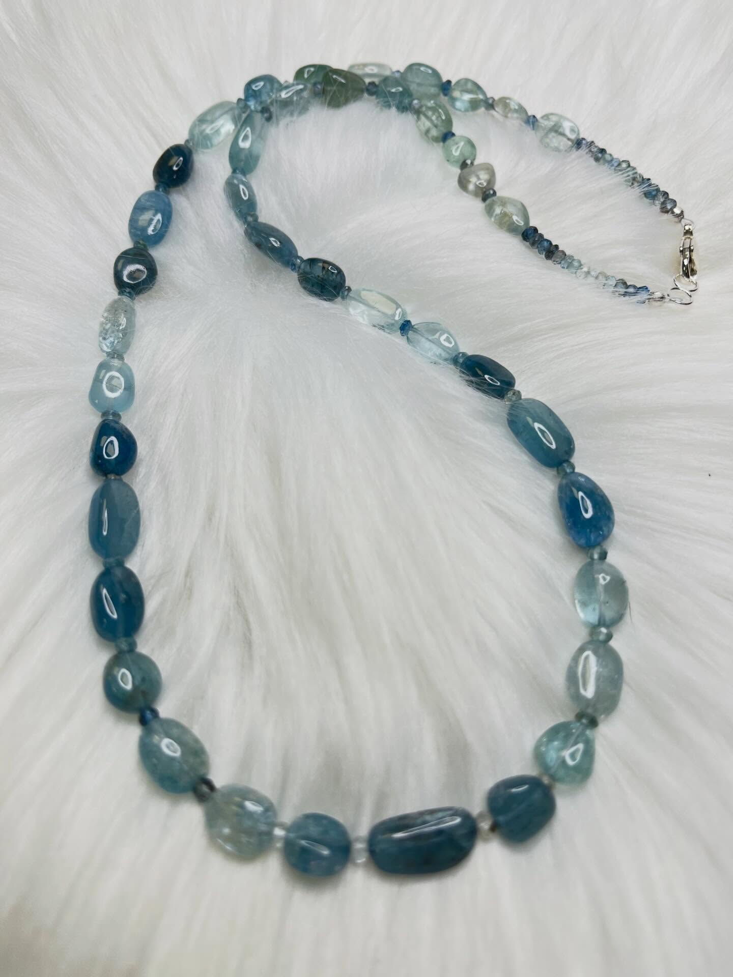 π©΅ππ©΅
Perfect for a MARCH born aquamarine lover. This all natural aquamarine nugget necklace has the most gorgeous shades of blue. Please DM me for all the details on this beautiful piece.π₯°
#aquamarinenecklace #aquamarinenuggets #marchbirthstone #zacharybloomjewelry #springjewelry