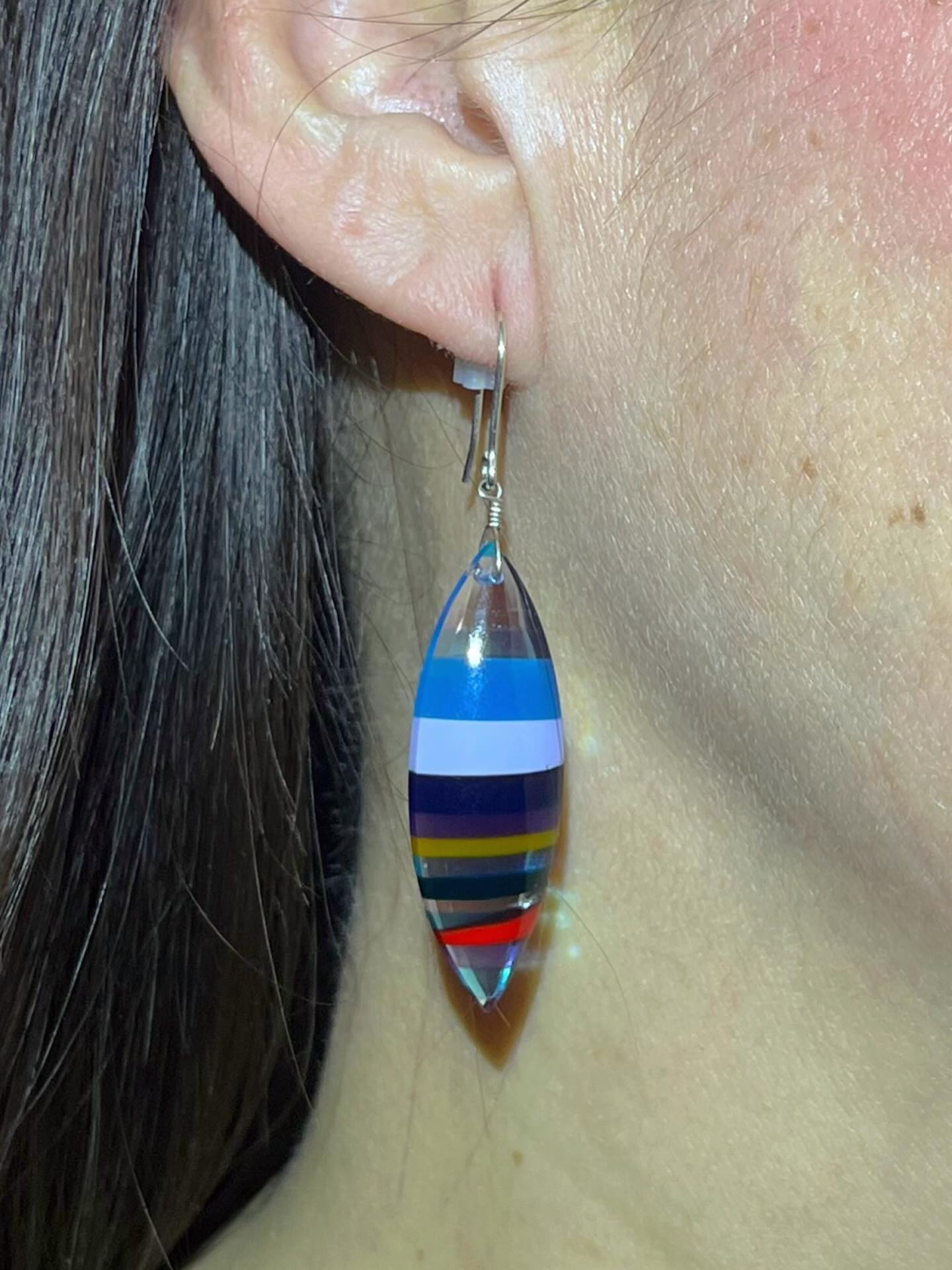 🏄🏄‍♀️🏄‍♂️
SURFITE is so right & so light!😊
My wife allowed me to snap a quick pic as she was getting dressed for work this morning. She’s rockin’ one of her favorite pairs of recycled surfboard resin earrings here. Don’t hesitate to reach out to get your own pair to rock to work!😜
#surfite #surfiteearrings #surfitejewelry #zacharybloomjewelry #handshapedsurfboards