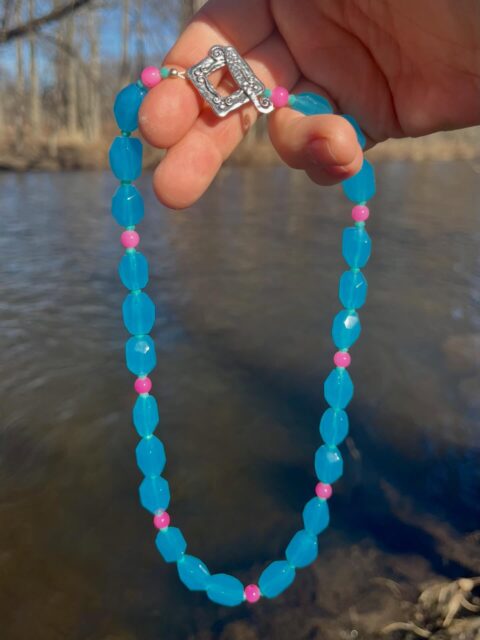 💙🩷💙
Such a beautiful color combo on this gorgeous day outside!😍
Faceted Caribbean aqua blue chalcedony nuggets combined with fuchsia Czech glass beads and detailed silver toggle clasp. 
DM me for details on this gorgeous necklace.😊
#chalcedonyjewelry #chalcedonynecklace #summernecklace #zacharybloomjewelry #statementpiece