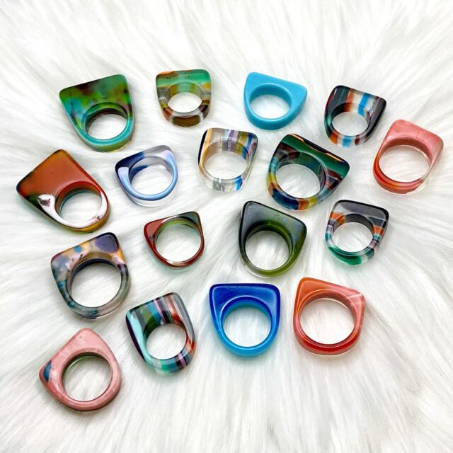 🏄‍♂️🏄‍♀️🏄
Playing around with some new style SURFITE rings! These are for those that want to make a statement on their finger.😜
I’ll have these available at my shows this year, as well as my usual style SURFITE rings. If interested in a very cool piece of jewelry from repurposed surfboard resin waste, please DM me for details.😍
#surfitering #surfite #surfboardresinring #colorfulring #zacharybloomjewelry