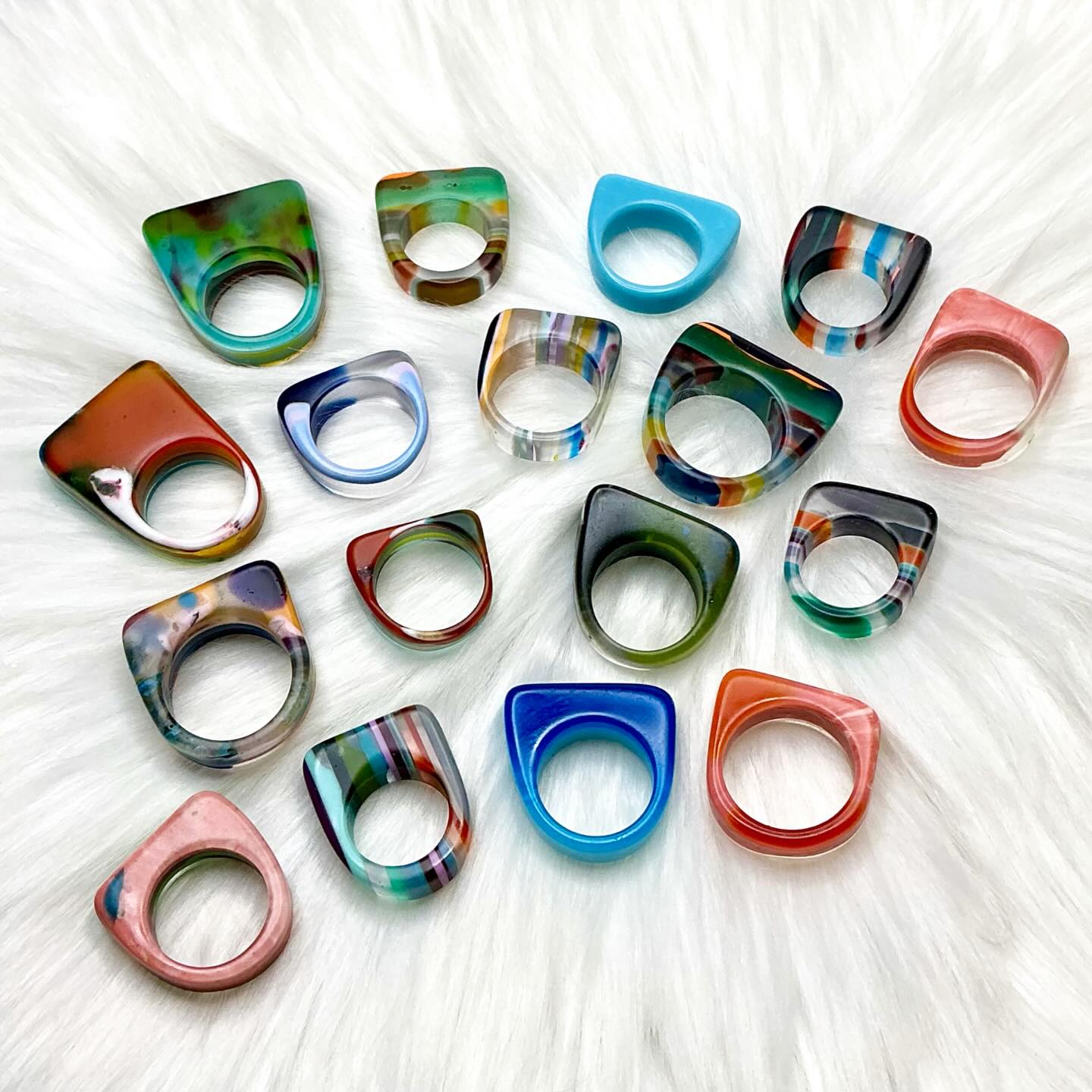 🏄‍♂️🏄‍♀️🏄
Playing around with some new style SURFITE rings! These are for those that want to make a statement on their finger.😜
I’ll have these available at my shows this year, as well as my usual style SURFITE rings. If interested in a very cool piece of jewelry from repurposed surfboard resin waste, please DM me for details.😍
#surfitering #surfite #surfboardresinring #colorfulring #zacharybloomjewelry