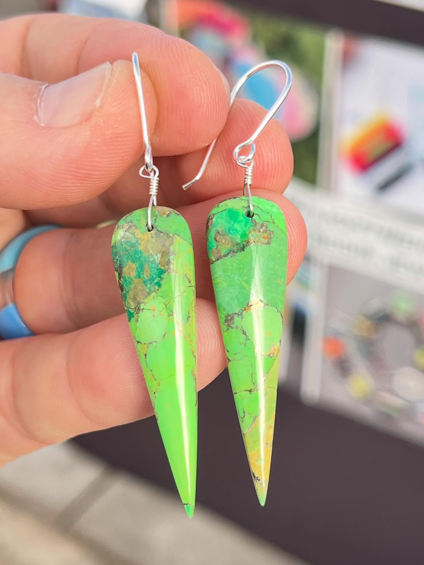 💚😱💚
Custom cut Mojave green turquoise earrings in an elegant elongated tear drop shape. 
DM me for details on these beauties.
#turquoiseearrings #mohavegreenturquoise #greenturquoise #zacharybloomjewelry #lapidaryjewelry