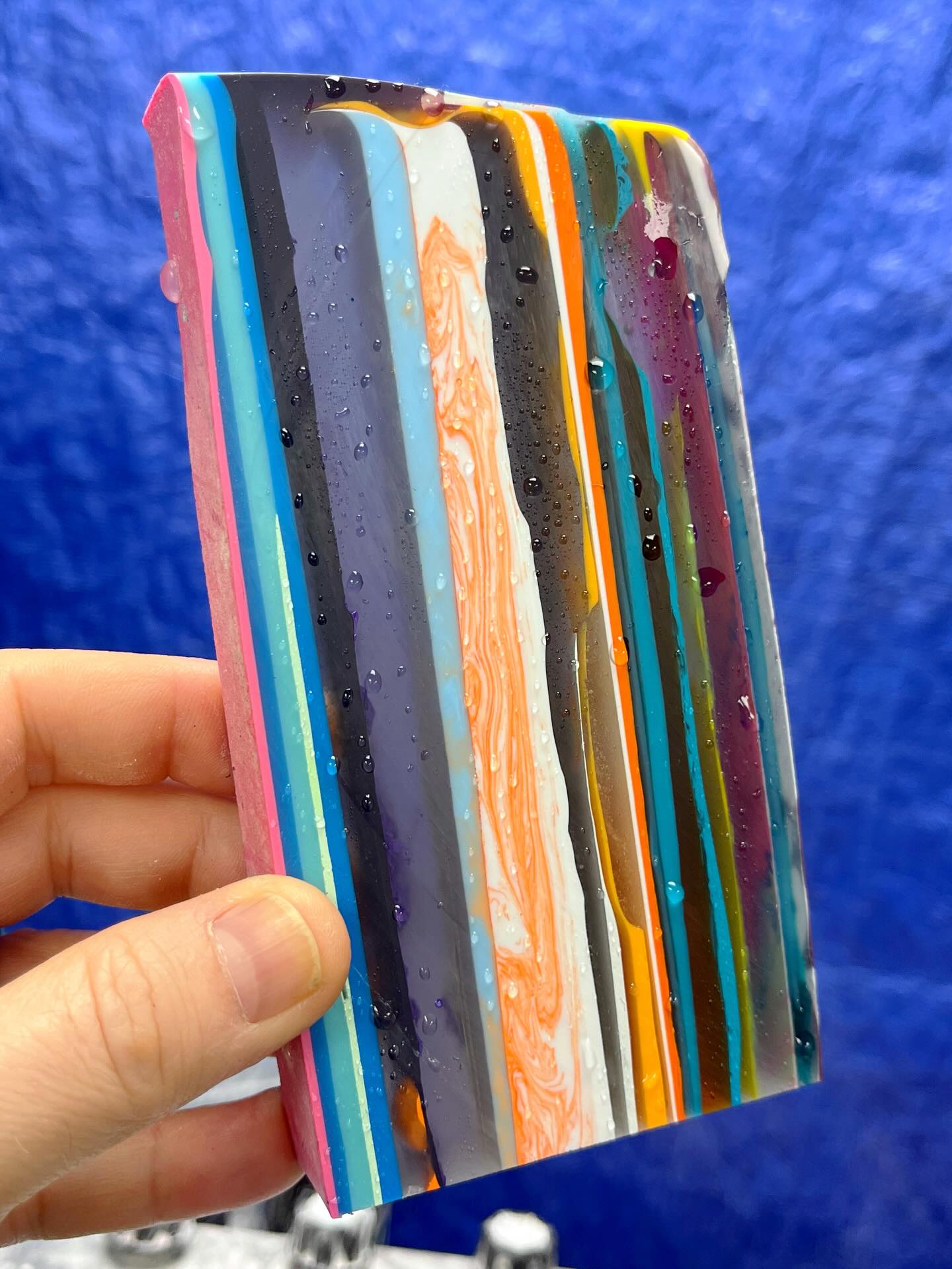 🏄🏄‍♀️🏄‍♂️
Absolutely love the colors that emerged in this beautiful slab I cut from a large chunk of leftover surfboard resin. Definitely stay tuned to tons of colorful & unique SURFITE designs.
😜
#surfite #surfiterough #surfiteearrings #zacharybloomjewelry #glassingsurfboards