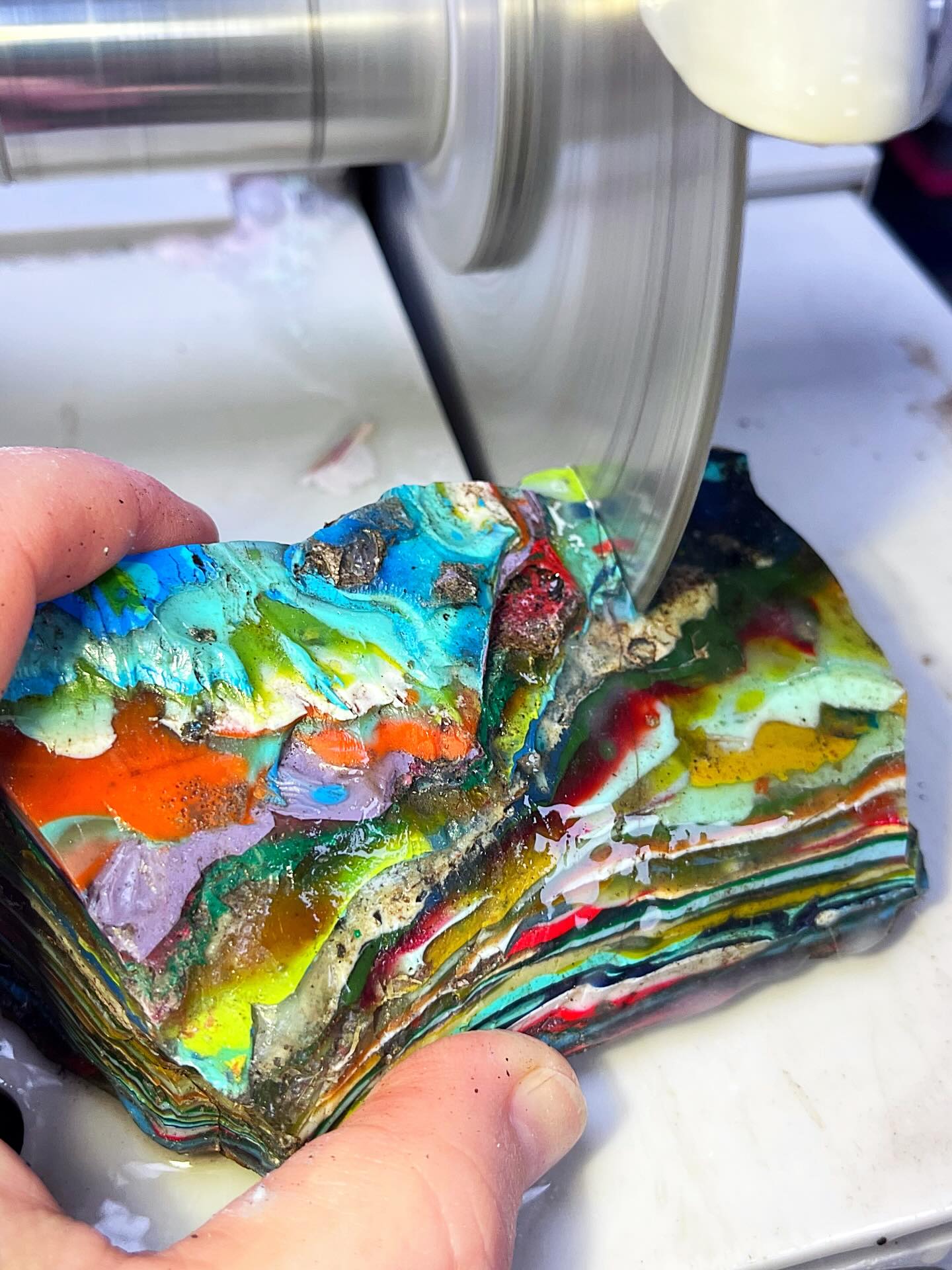 🏄🏄‍♀️🏄‍♂️
The work never ends here in my little cutting studio. Always cutting & shaping new pieces to showcase at my upcoming shows. Definitely stay tuned to plenty more super colorful, extremely lightweight, and always repurposed surfboard resin jewelry!
😜
#surfboardresin #glassingsurfboards #surfiterough #lapidaryart #zacharybloomjewelry