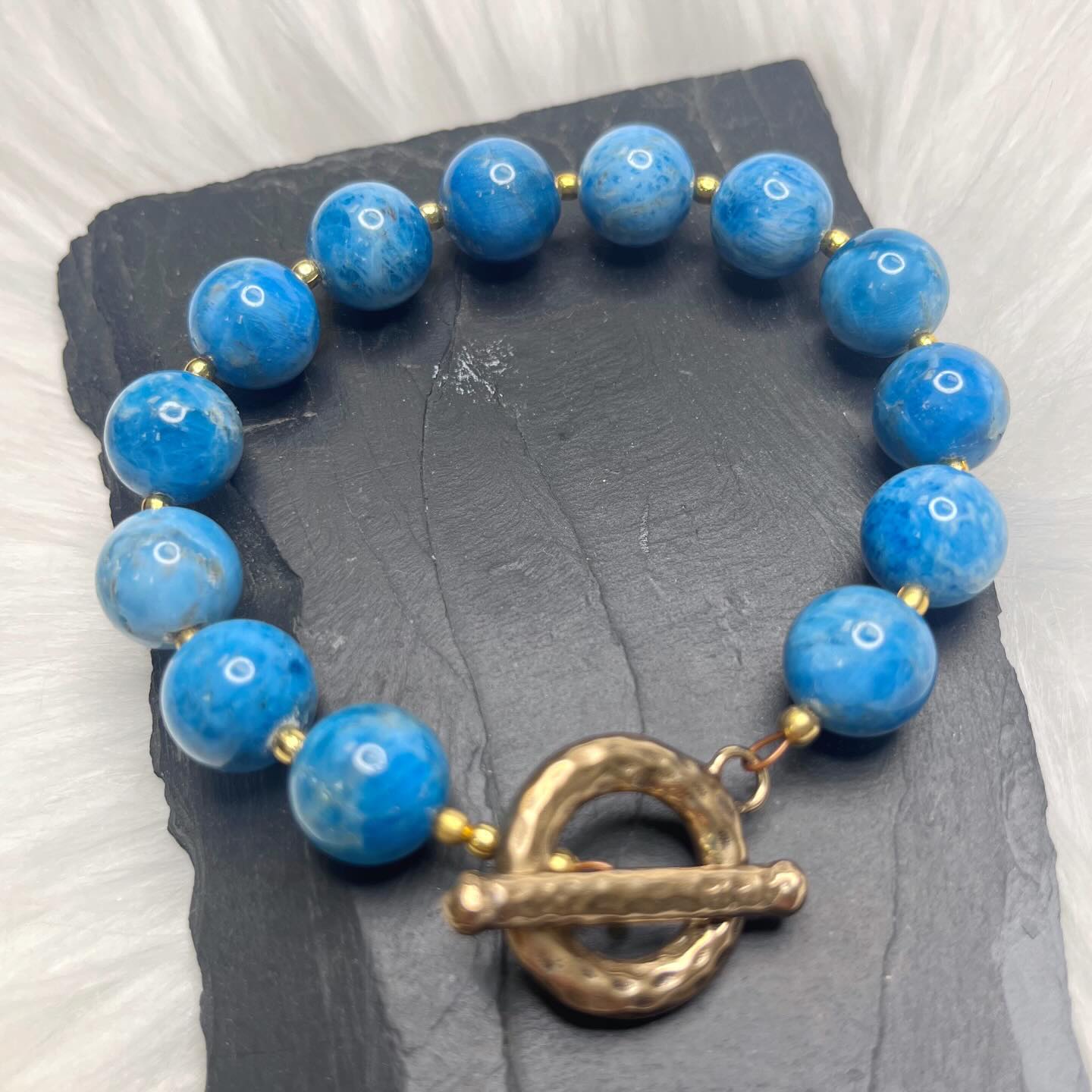 💙😱💙
BOLD natural apatite sphere bracelet with hammered toggle clasp an 18kt gold vermeil spacers. These apatite spheres are 12mm in size. 
DM me for details on this beauty.😊
#apatitejewelry #apatitebracelet #oceaninspiredjewelry #zacharybloomjewelry #braceletaddict