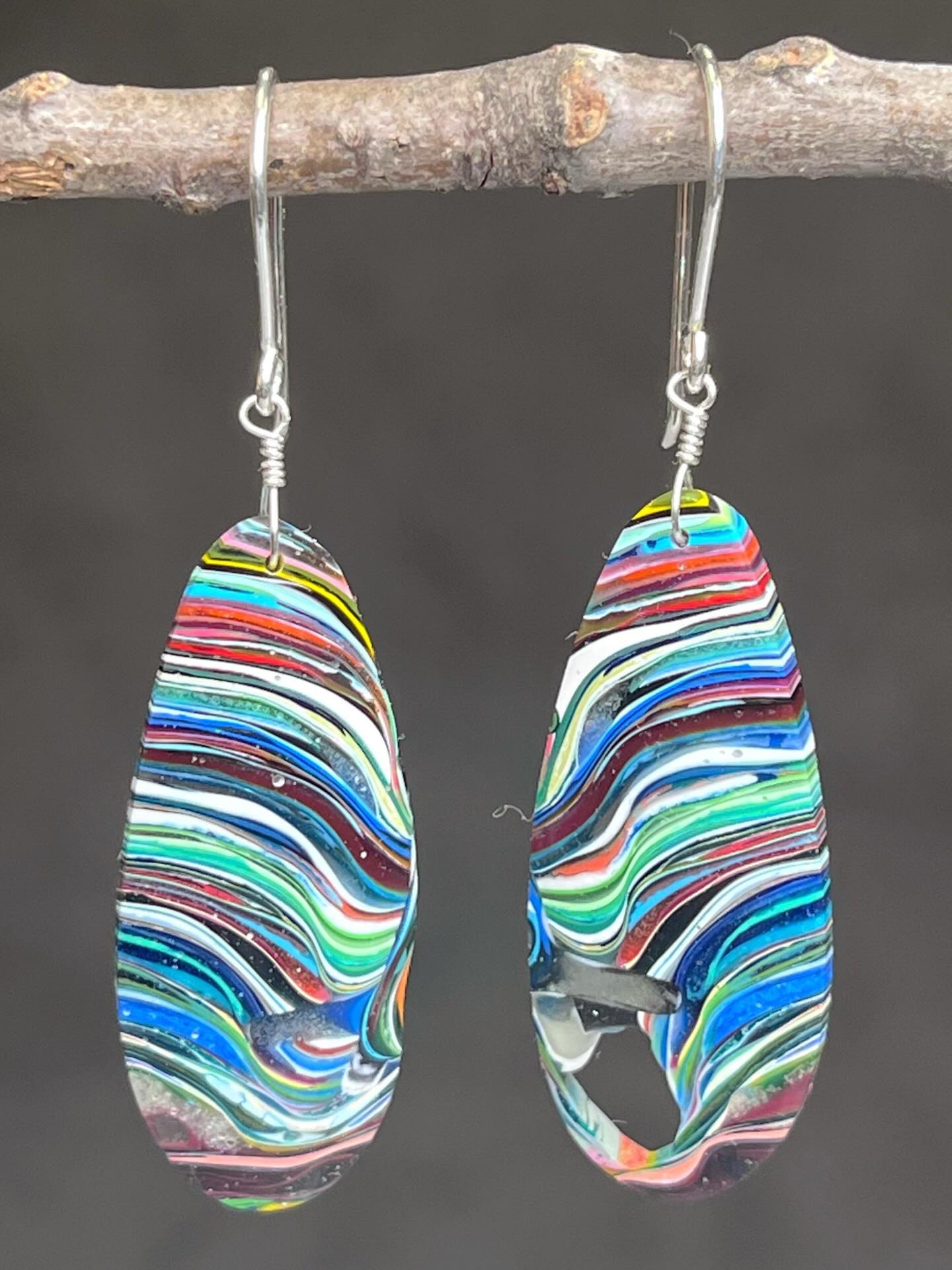 🏄‍♂️🏄‍♀️🏄
Super RARE unique pair of Southern California SURFITE. This is definitely some of the most difficult surfboard resin to source with all those tight color layers. This pair has air pockets in them which makes them even more special!!!
DM me to see video and to learn about all the details.😜
#michaeltakayama #handshapedsurfboards #surfite #surfiteearrings #zacharybloomjewelry