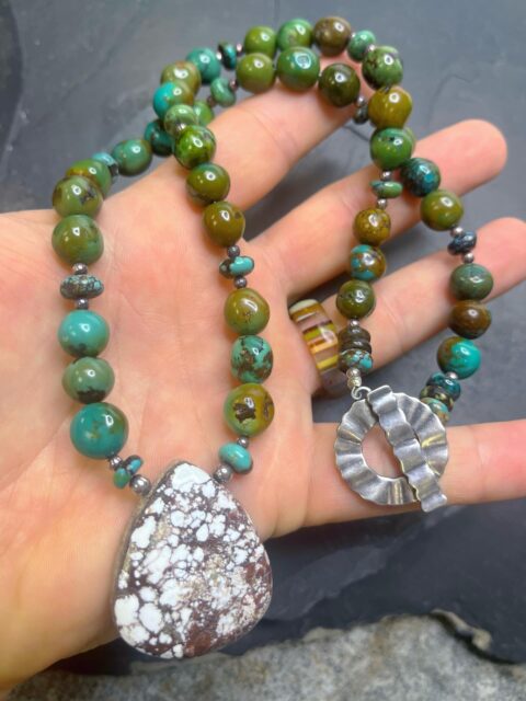 😍😍😍
I LOVE THIS COMBO TOGETHER!
How about you?
Natural chocolate matrix wild horse magnesite (also known as wild horse jasper) combined with gorgeous high grade natural Hubei turquoise. Such a bold statement piece.
DM me for all the details & video. 
😉
#wildhorsejewelry #wildhorsemagnesite #hubeiturquoise #hubeiturquoisejewelry #zacharybloomjewelry