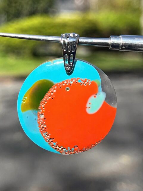 🧡🩵💚
What a super unique SURFITE pendant. Love how this one turned out! I especially love the orange wave.🌊 
DM me for details.
🏄‍♂️🏄‍♀️🏄
#surfite #surfitependant #onepairofhands #zacharybloomjewelry #surfresin
