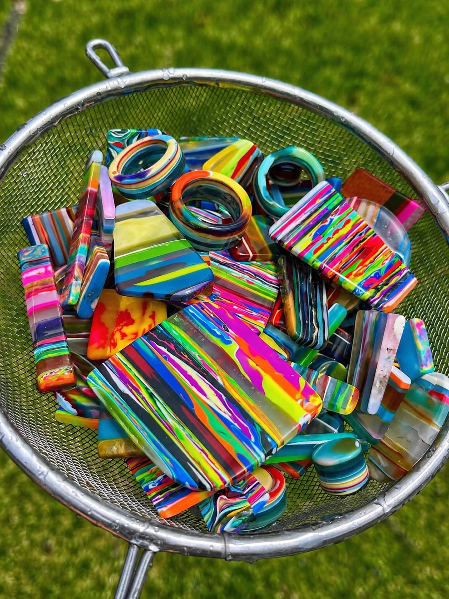 🏄‍♀️🏄🏄‍♂️
How about all those absolutely GORGEOUS color blends in this batch of SURFITE goodies I’m currently working on. We’ve got earring pairs, rings, beads, pieces for hair clips, etc mixed in this batch. Stay tuned to vibrant hand-shaped recycled surfboard resin jewelry coming soon!
😍
#surfite #surfitejewelry #zacharybloomjewelry #surfresin #surfboardglassing
