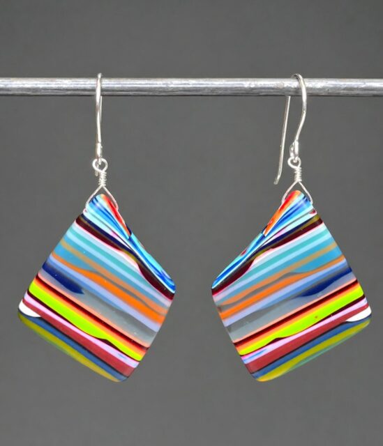 🏄‍♀️🏄🏄‍♂️
Hand-shaped satin finished super lightweight colorful SURFITE earrings available now. DM me for price and any questions.😍
#surfite #surfiteearrings #zacharybloomjewelry #surfboardart #surfboardglassing