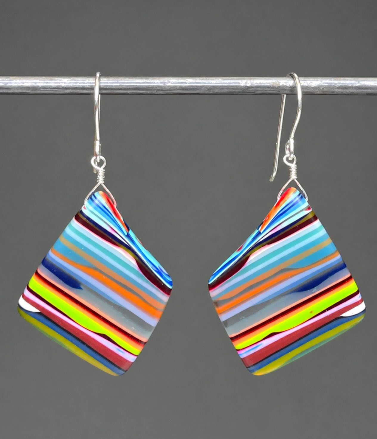 🏄‍♀️🏄🏄‍♂️
Hand-shaped satin finished super lightweight colorful SURFITE earrings available now. DM me for price and any questions.😍
#surfite #surfiteearrings #zacharybloomjewelry #surfboardart #surfboardglassing