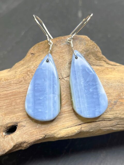 🩵😍🩵
Such a beautiful natural color in this pair. These are custom cut Owyhee, OR blue opal tear drops on silver earwires. Perfect shade of blue for spring/summer outfits. DM me for details and to see video of these beauties.😊
#owyheeblueopal #blueopalearrings #zacharybloomjewelry #lapidaryjewelry #teardropearrings