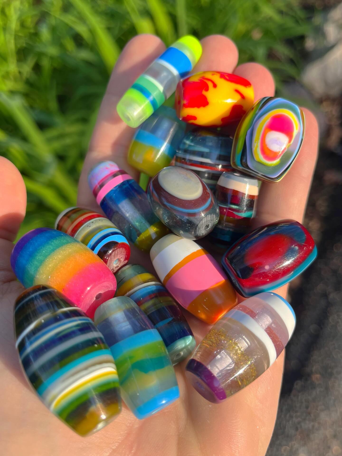 🏄🏄‍♀️🏄‍♂️
LOVE making these!😍
Hand-shaped SURFITE barrel beads. Want a up-cycled surfboard resin bead to use for your own designs? DM me to discuss.😉
#surfitebeads #surfite #zacharybloomjewelry #surfboardglassing #upcycledbeads