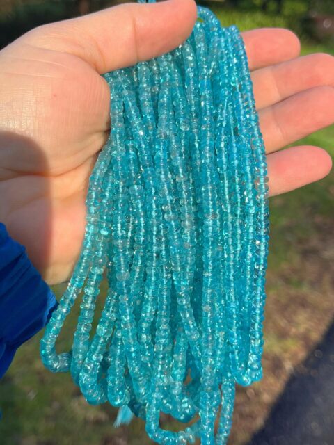🏝️😍🏝️ 
AAA QUALITY all natural smooth Paraiba blue apatite strands. These are an absolutely stunning color in person. I’m glad to design you some custom jewelry with this material. DM me and we can discuss.😉
#apatite #apatitejewelry #zacharybloomjewelry #paraibablue #gemstonestrands