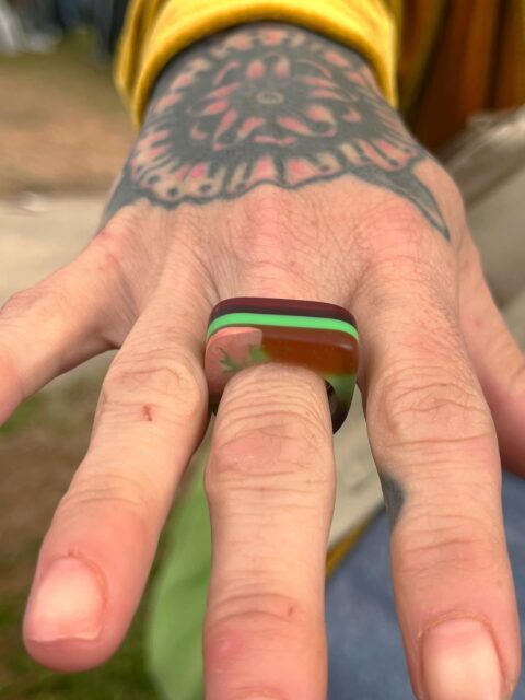 🏄🏄‍♂️🏄‍♀️
Love how this SURFITE ring compliments her tattoo!😜
#surfite #surfitering #zacharybloomjewelry #surfboardglassing #resinrings