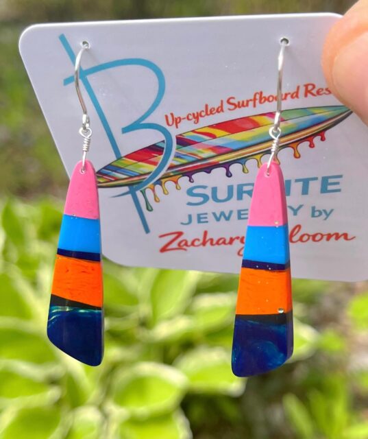 🏄‍♀️🏄🏄‍♂️
What a pair!😍
Hand-shaped up-cycled surfboard resin earrings. SURFITE is so right.
DM me for details.😊
#surfite #surfiteearrings #surfboardshaper #zacharybloomjewelry #glassingsurfboards