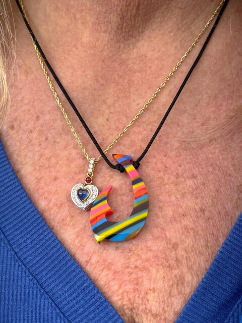 🏄‍♀️🏄🏄‍♂️
Sapphire, ruby, diamonds and of course SURFITE. She had to put her hand-shaped Hawaiian fishhook necklace made from recycled surfboard resin right on as soon as she purchased it.😍
#surfite #fishhooknecklace #surfitejewelry #zacharybloomjewelry #handmadejewelry