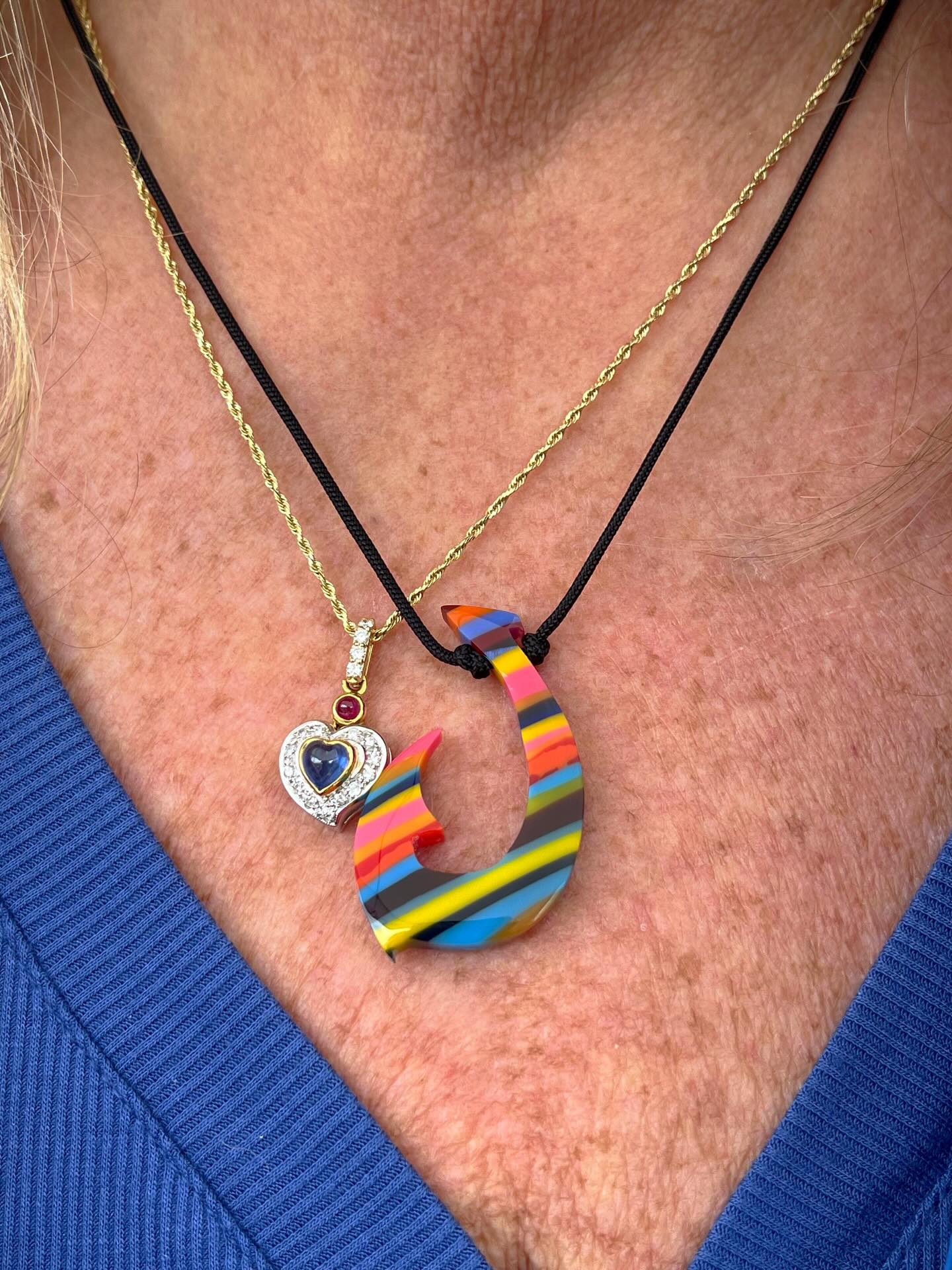🏄‍♀️🏄🏄‍♂️
Sapphire, ruby, diamonds and of course SURFITE. She had to put her hand-shaped Hawaiian fishhook necklace made from recycled surfboard resin right on as soon as she purchased it.😍
#surfite #fishhooknecklace #surfitejewelry #zacharybloomjewelry #handmadejewelry