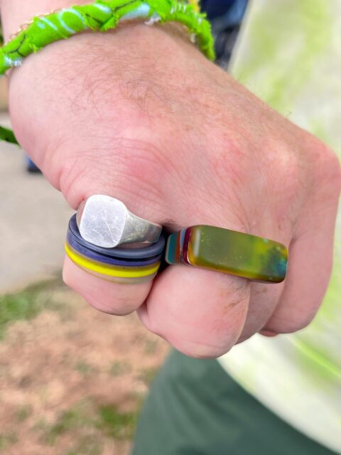 🏄‍♂️🏄🏄‍♀️
We call that double SURFITE style! Rockin’ two recycled surfboard resin rings at once. Honored that my work is enjoyed twice on one hand!😜
#surfite #surfitering #surfboardresin #zacharybloomjewelry #glassingsurfboards