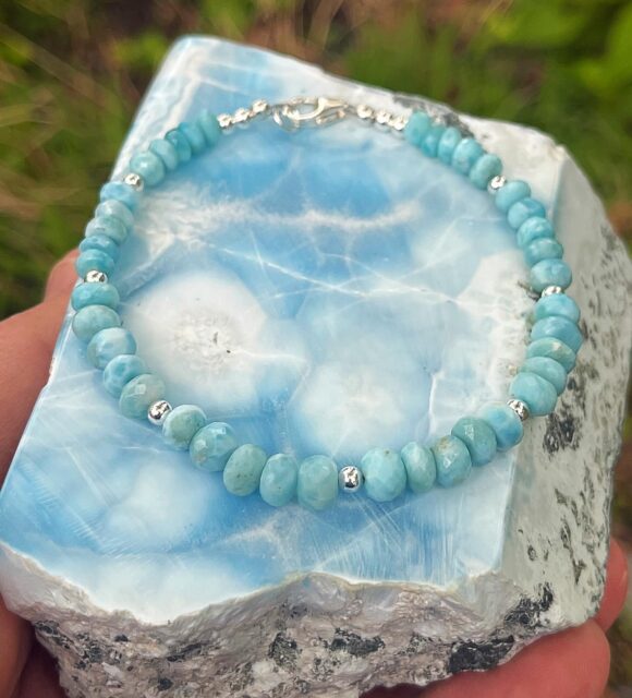 🏝️😍🏝️
Just finished up this piece. Top grade incredible larimar bracelet with sterling silver accents throughout. Definitely DM me for details on this piece.😊
#larimarnecklace #larimarjewelry #zacharybloomjewelry #larimarstone #summerbracelets