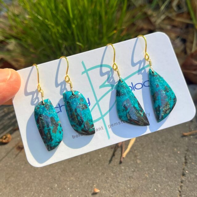 😍😍😍
Two new custom cut pairs of top quality chrysocolla shattuckite earrings on 18kt gold vermeil earwires. These are an absolutely stunning color combo. DM me for price and any questions.😊
#chrysocollaearrings #shattuckitechrysocolla #lapidaryjewelry #zacharybloomjewelry #gemstonecutter