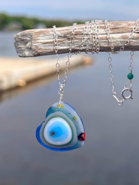 ππββοΈπββοΈ
Lovinβ the way this one turned out! Hand-shaped recycled surfboard resin heart necklace on sterling silver. DM me for details on this SURFITE piece.π
#surfite #surfitenecklace #surfboardresin #zacharybloomjewelry #surfboardglassing