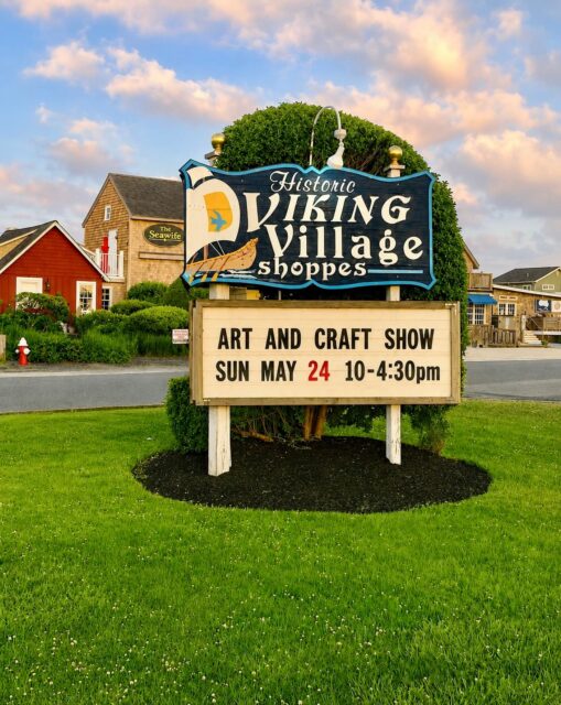 โผ๏ธโผ๏ธโผ๏ธ
This coming Sunday Iโm headed down to LBI to participate in a fantastic arts & craft show at Viking Village in Barnegat Light. There are always tons of very talented artisans at this show! If you are hanging out on LBI this Memorial Weekend definitely come check us out.๐
#vikingvillageshows #vikingvillagelbi #barnegatlightnj #zacharybloomjewelry #lbiart