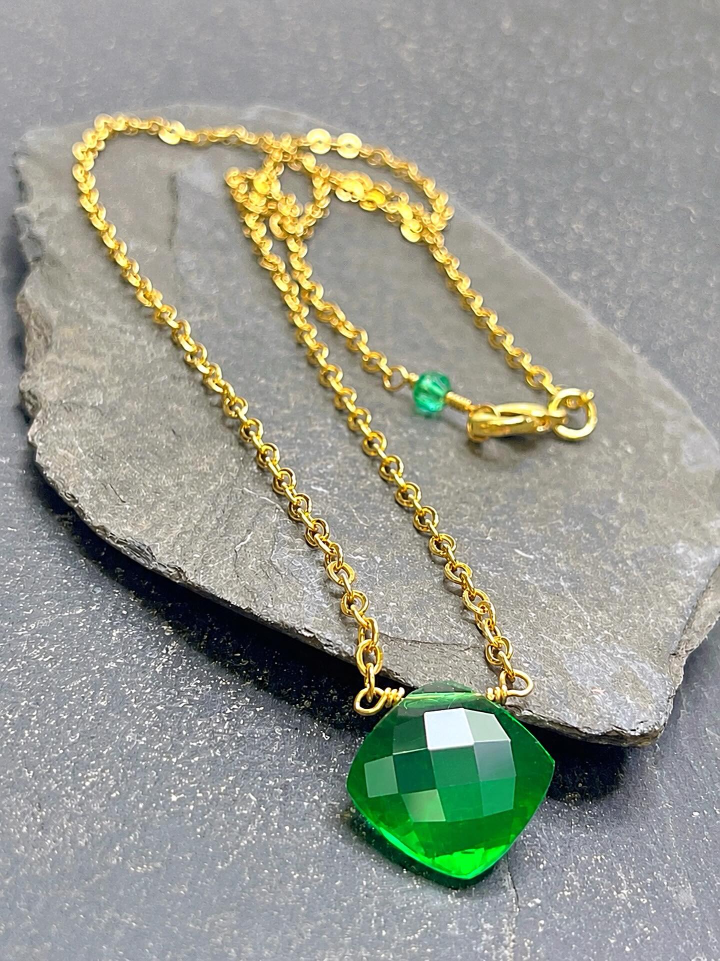 💚😍💚
This delicate beauty is for a very special occasion for a very special young lady. It is a combo of beautiful emerald quartz combined with 18kt gold vermeil chain. If you’d like something similar, please DM me. 
😊
#girlsjewelry #emeraldnecklace #emeraldgreen #zacharybloomjewelry #delicatenecklace