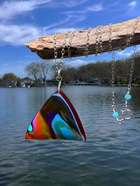 🏄🏄♂️🏄♀️
Well that’s a beauty!😍
Hand-shaped recycled surfboard resin necklace on sterling silver. Super lightweight & super vibrant for summertime. DM me if interested in this one.😊
#surfite #surfitenecklace #surfboardglassing #surfrock #zacharybloomjewelry