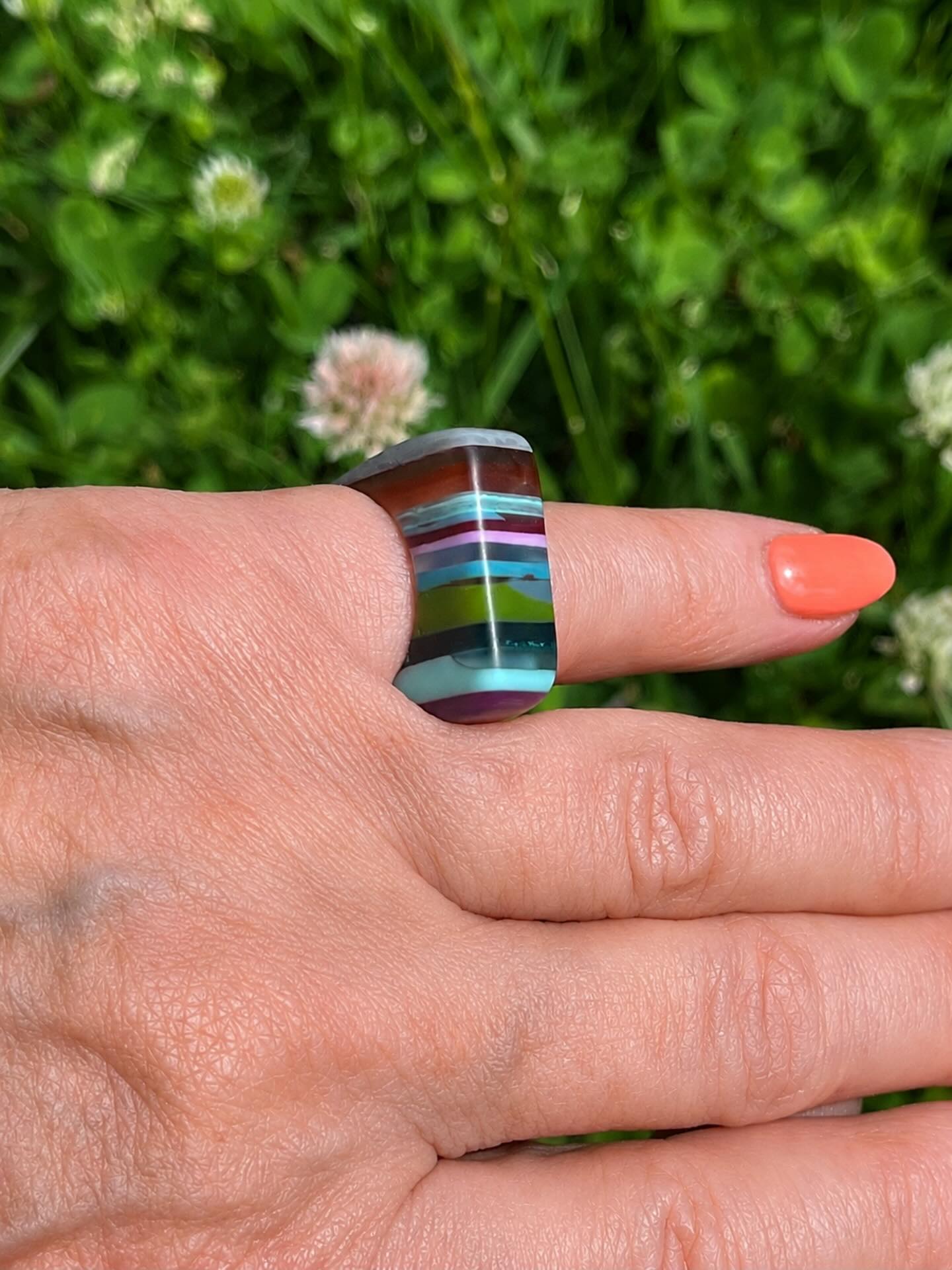 🏄‍♀️🏄‍♂️🏄
SURFITE rings are just the coolest!😜
This one my mom is ROCKIN’ but I’ve got plenty available for YOU to select from. Hope to see you at a show this year.😊
#surfite #surfitering #surfboardglassing #zacharybloom #resinring