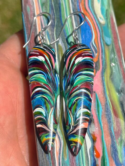 π±π±π±
What an outstanding pair!
BIG BOLD & RARE SURFITE earrings with a super special drip pattern. You can see the raw material I made these from in this photo. Just about every color in the rainbow in these beauties.
DM me for the details.
πββοΈπββοΈπ
#surfite #surfiteearrings #glassingsurfboards #surfresin #zacharybloomjewelry