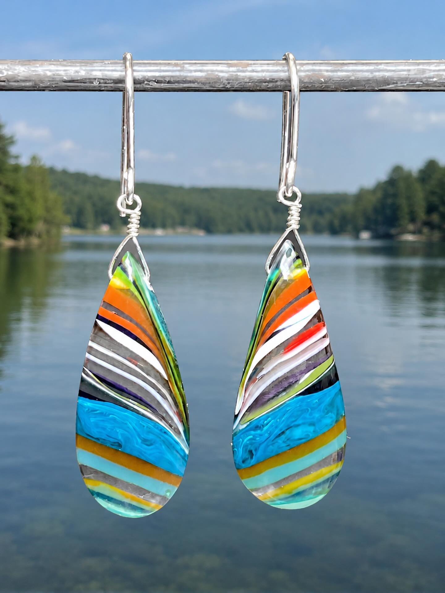 🏄‍♂️🏄‍♀️🏄
LOVE the drip patterns in this pair of hand-shaped up-cycled surfboard resin earrings. These are super lightweight and just the right size. DM me if you want to see a video to really appreciate these beauties.😜
#surfite #upcycledsurfboard #surfiteearrings #zacharybloomjewelry #surflifestyle