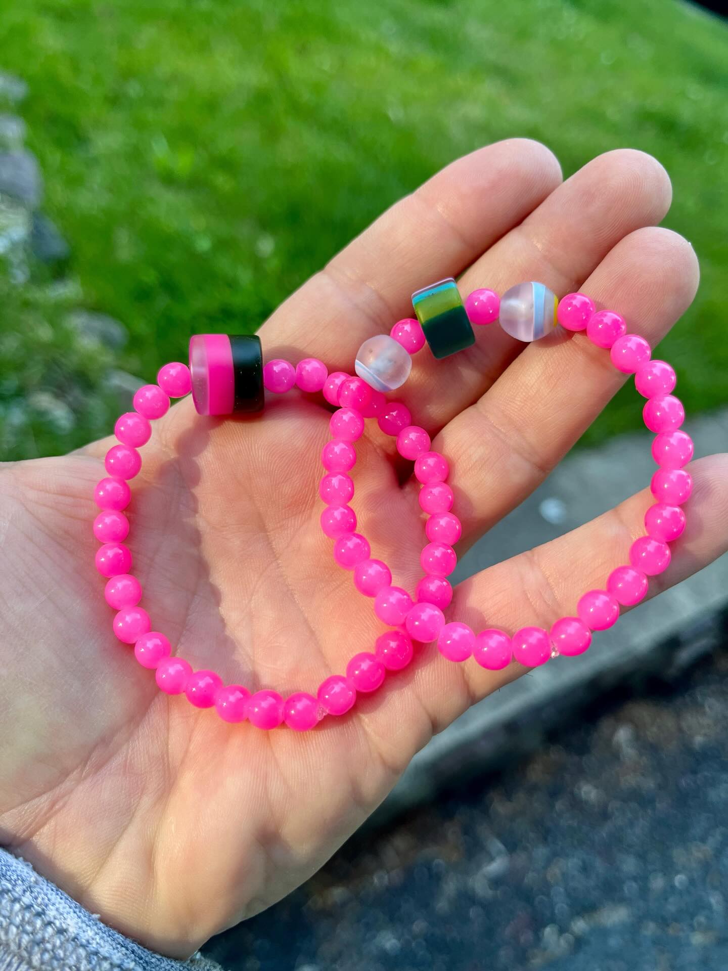 π©·ππ©·
OH YEAH! Hand-shaped SURFITE beads combined with hot pink Czech glass beads. Those are some super fun stretch bracelets. DM me for details.
πββοΈπββοΈπ
#surfite #surfitebracelet #surfitejewelry #czechglassbracelet #zacharybloomjewelry