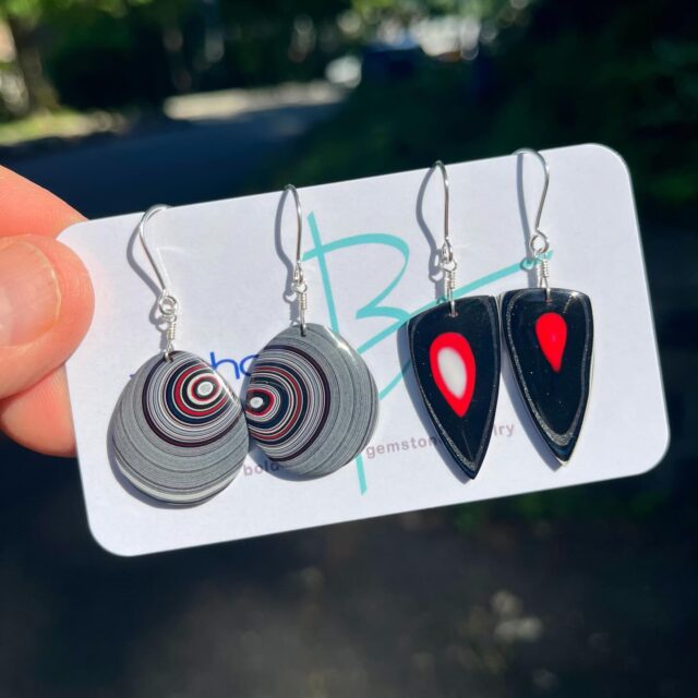 ❤️😍🖤
Custom cut genuine MOPAR Fordite earrings. Both these pairs are so stunning in person. If you’d like to own a pair of American Automotive History DM me for details on these.😜
#fordite #forditeearrings #lapidaryjewelry #zacharybloomjewelry #lapidaryartıst