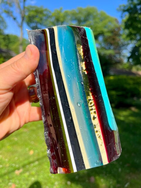 🏄‍♂️🏄🏄‍♀️
WOW! That’s an outstanding piece of raw SURFITE I just cut. This one is gonna make some incredible recycled surfboard resin jewelry. I just love working with this material. I slabbed this piece of a huge SURFITE block I collected up in Rhode Island last year. I’m headed back up to RI tomorrow early morning to do a few shows this weekend. Definitely gonna collect more leftover surfboard resin. Stay tuned to my post to see what I score!😜
#rhodeislandsurfing #surfite #surfiterough #surfboardglassing #zacharybloomjewelry