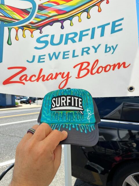πββοΈπββοΈπ
Lovinβ my custom hand-painted SURFITE hat by my talented friend Jules! Give her a follow here:
@julesjewels55
#handpaintedhats #surfite #surfitejewelry #zacharybloomdesigns #customhats