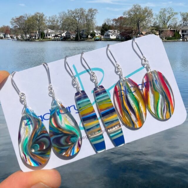 🏄‍♀️🏄🏄‍♂️
WOW. Each pair so unique. Just finished these beauties and had to show them off at the lake. Recycled surfboard resin earrings are extremely lightweight and a fantastic gift item for yourself or someone special. Each pair comes with my business card that details what this material is and how I make them. Don’t hesitate to reach out to me!😜
#surfite #surfiteearrings #handshapedsurfboards #madebythesehands #zacharybloomjewelry