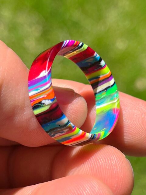 🏄‍♂️🏄🏄‍♀️
The COOLEST most colorful SURFITE ring I’ve ever made. SIZE 13.5 approximately 
DM me for price and video.😜
#surfite #surfitering #surfboardjewelry #zacharybloomjewelry #resinring