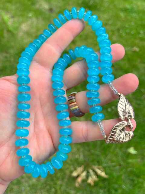 π±π±π±
WOW thatβs some incredible material!
This AAA QUALITY amazonite necklace is such an amazing color. Difficult to capture the true beauty of this necklace. The fine detailed leaf clasp can be worn on the side or even in front as a cool accent to the necklace. Swipe to see the raw materials these gem beads are made from. DM me for details on this incredible piece.π
#amazonitestone #amazonitenecklace #zacharybloomjewelry #summernecklace #finejewelrydesign