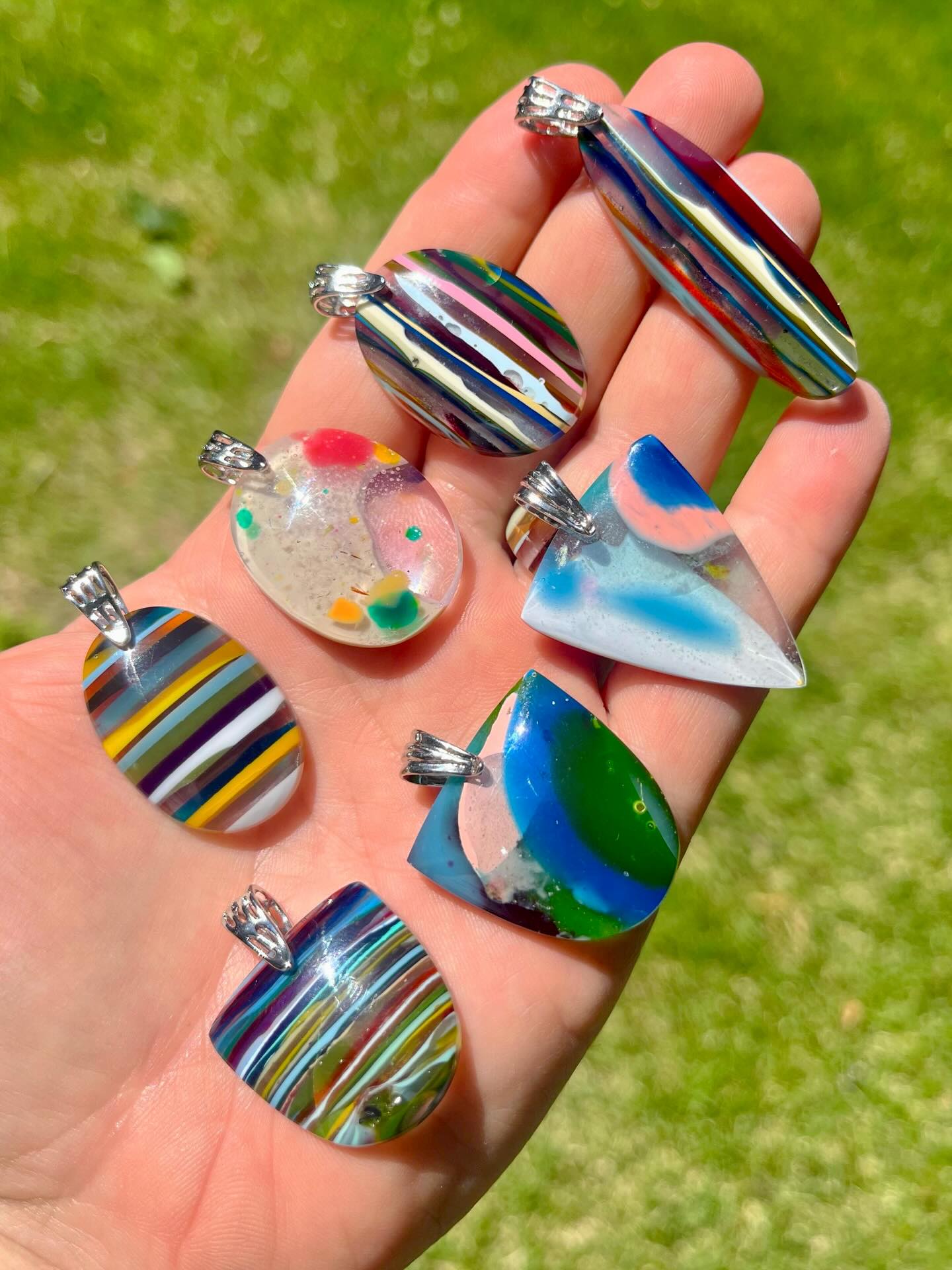 ππββοΈπββοΈ
Fresh new hand-shaped SURFITE pendants available now! These are all absolutely one-of-a-kind and look great on chain, leather, or cord.π
#surfite #surfitependant #surfboardshaping #zacharybloomjewelry #glassingsurfboards