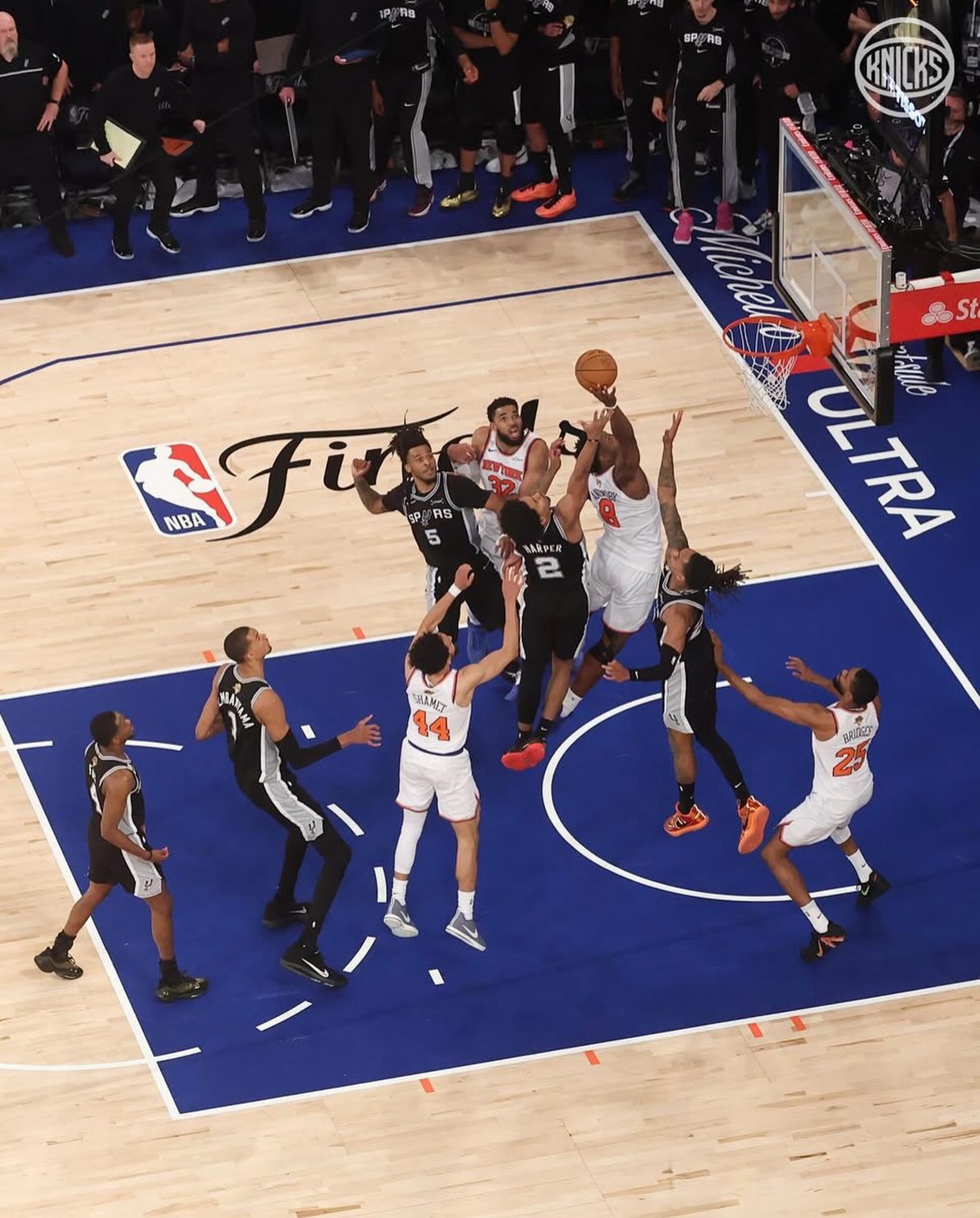 π€―ππ±
Iβve watched a lot of basketball in my life, but last nights NY KNICKS epic comeback was the most incredible spectacle Iβve ever seen overcoming a 29 point deficit.
NY KNICKS all the way BABYβ¦orange & blue skiesβ¦π§‘ππ§‘
OG ANUNOBYβs tip of the ball at the final seconds was absolutely insane!!!!!!
Do yourself a favor and find a clip and watch for yourselfβ¦π
#nyknicks #gamewinner #knicksnation