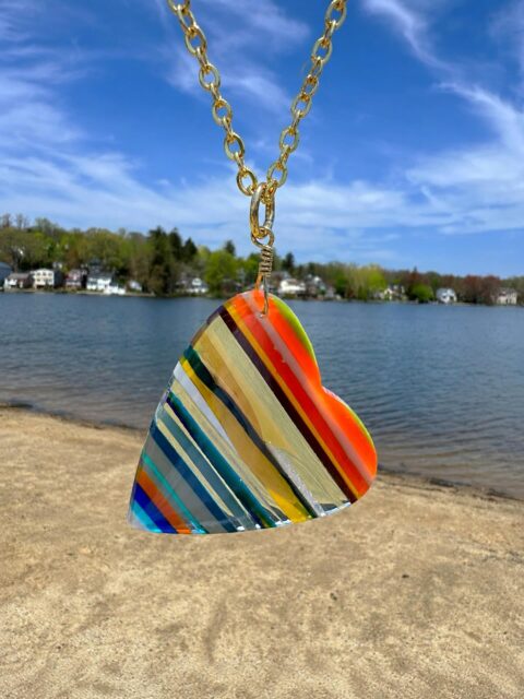 ❤️🤩❤️
Love how this hand-shaped up-cycled surfboard resin heart necklace turned out. This SURFITE piece is so lightweight & full of a variety of colors. DM me if interested.😜
#surfiteheart #surfitenecklace #zacharybloomjewelry #surfstone #heartnecklace
