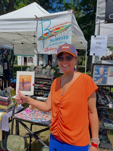 🧡💙🧡
ABSOLUTELY LOVE IT!😍
This customer was rockin’ her full KNICKS gear gettin’ ready for the game tonight. I had to take a picture of her with my colorful SURFITE background. LET’S GO KNICKS…😍
#nyknicks #surfite #zacharybloomdesigns #knicksgear #orangeandblueskies