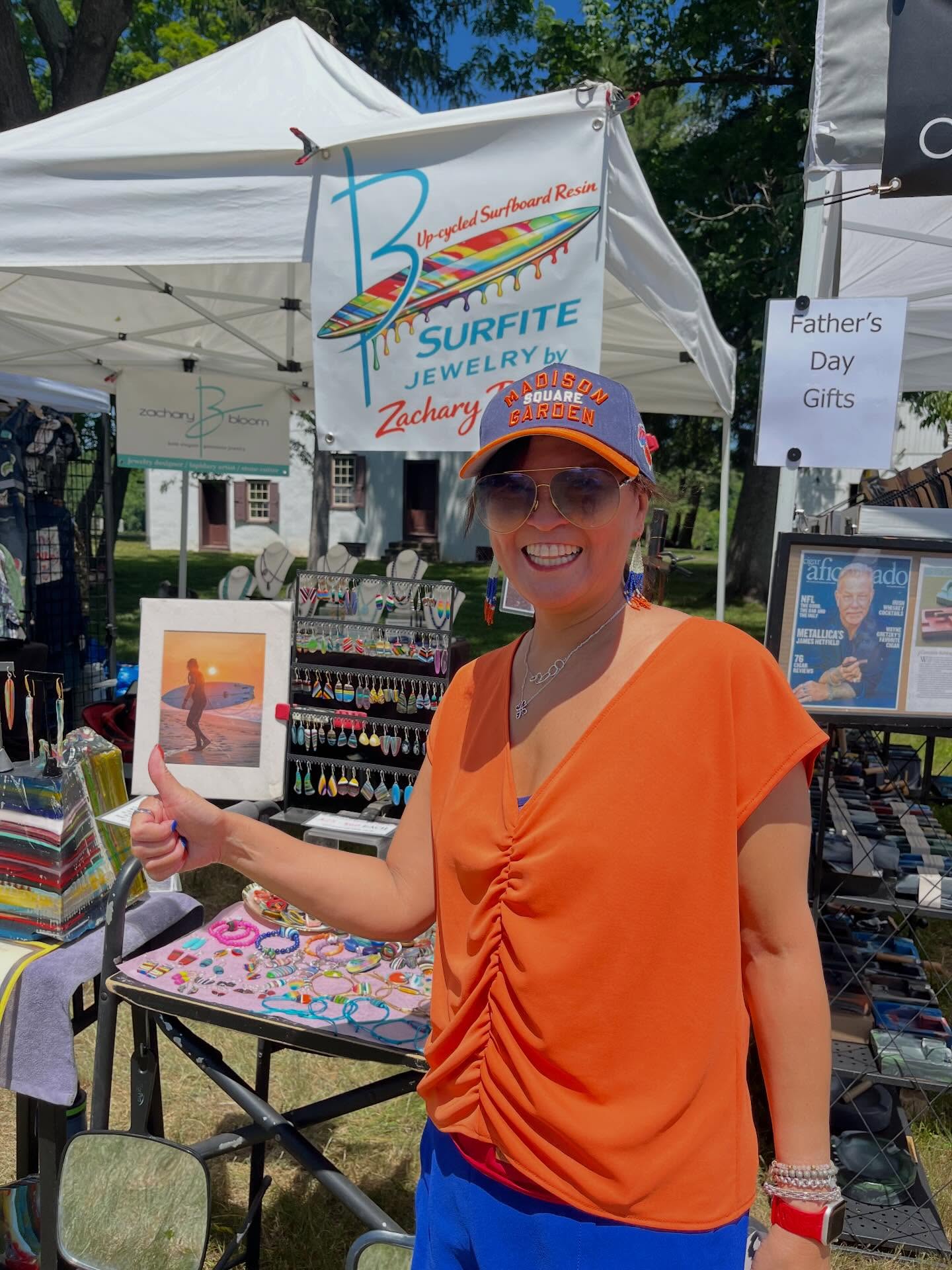 🧡💙🧡
ABSOLUTELY LOVE IT!😍
This customer was rockin’ her full KNICKS gear gettin’ ready for the game tonight. I had to take a picture of her with my colorful SURFITE background. LET’S GO KNICKS…😍
#nyknicks #surfite #zacharybloomdesigns #knicksgear #orangeandblueskies