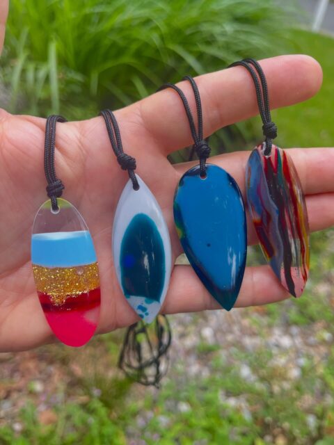 ๐โโ๏ธ๐โโ๏ธ๐
Four fresh new HAND-SHAPED SURFITE adjustable necklaces on paracord. These are all such beautiful color mixes. DM me if interested.๐
#surfite #surfitejewelry #surfstone #zacharybloomjewelry #surfnecklace