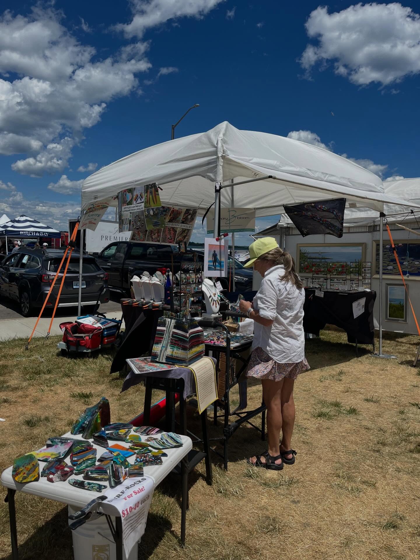 🌊😱🌊
Here till 6pm on this Father’s Day. Day 2 of the Narragansett Art Festival. This show takes place at Veteran’s Park & Gazebo Field at the iconic Towers overlooking Narragansett Beach. My booth space is number 33. If you live in Rhode Island this show is a must see with extremely talented artists.😍
#narragansettri #narragansettbeach #rhodeislandartist #zacharybloomjewelry #surfite