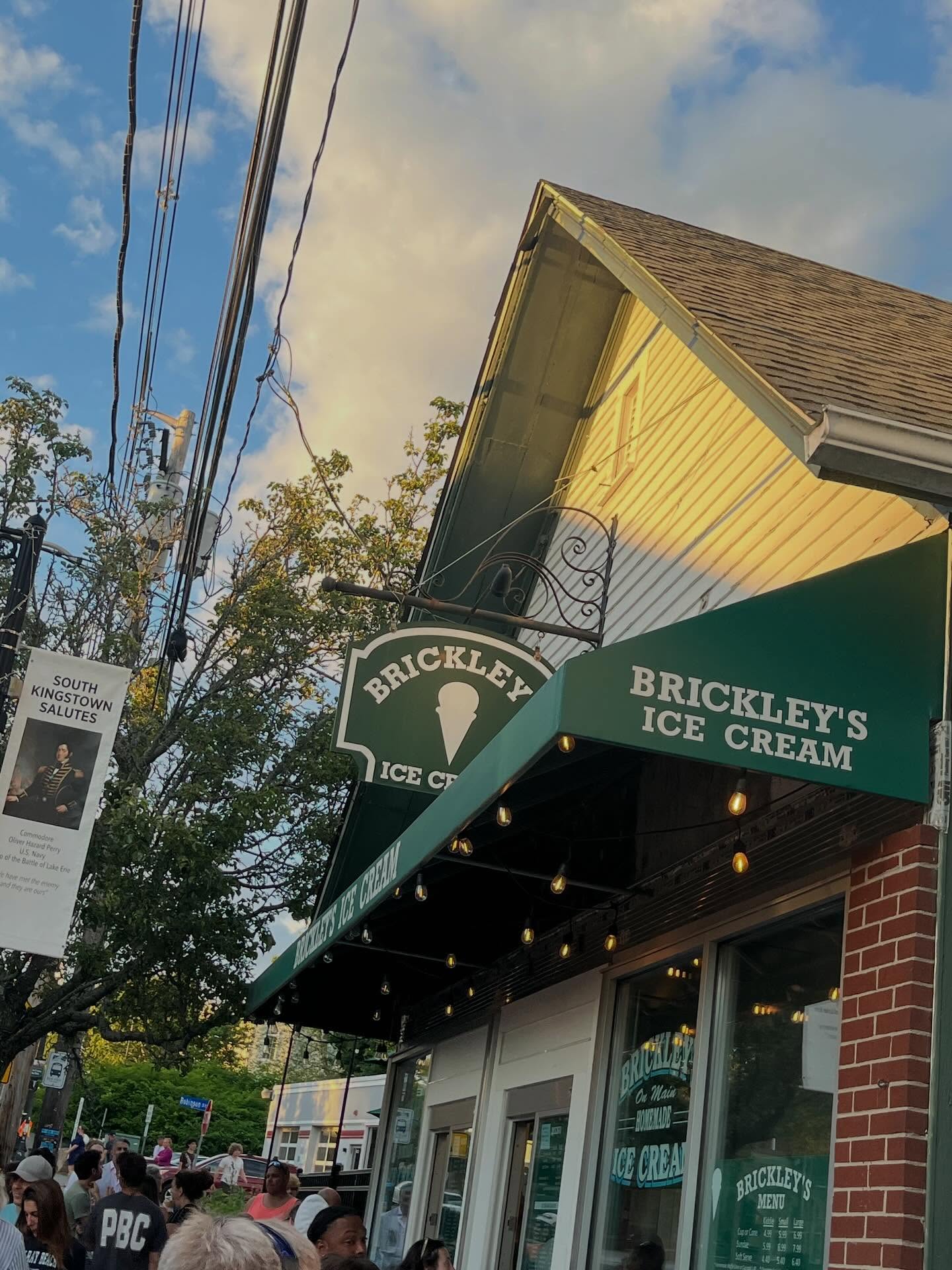 🍨😍🍨
After a VERY long day of 40 mile an hour wind gusts, tons of folks, and some very decent sales, it’s time to indulge. BRICKLEY’S Homemade Ice Cream is some of the best I’ve ever had. And I’ve had my fair share of ice cream I assure you!!!🤣
#brickleysicecream #rhodeislandlife #brickleysri